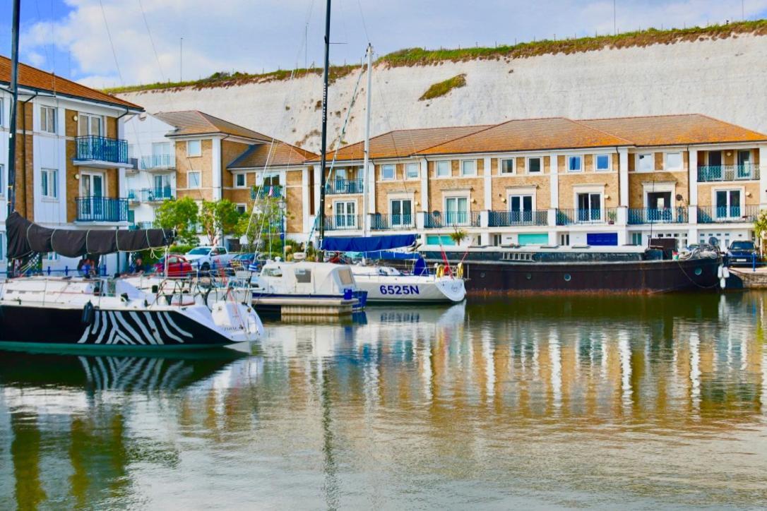 Marina Living With Parking, Balcony, Quiet And Secure Daire Brighton Dış mekan fotoğraf